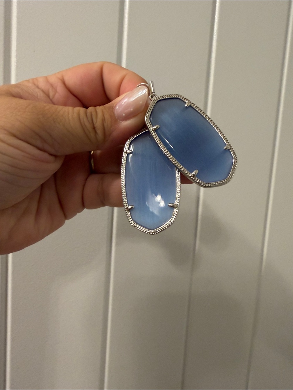 Authentic Kendra Scott, Danielle earrings stone is periwinkle cat eye